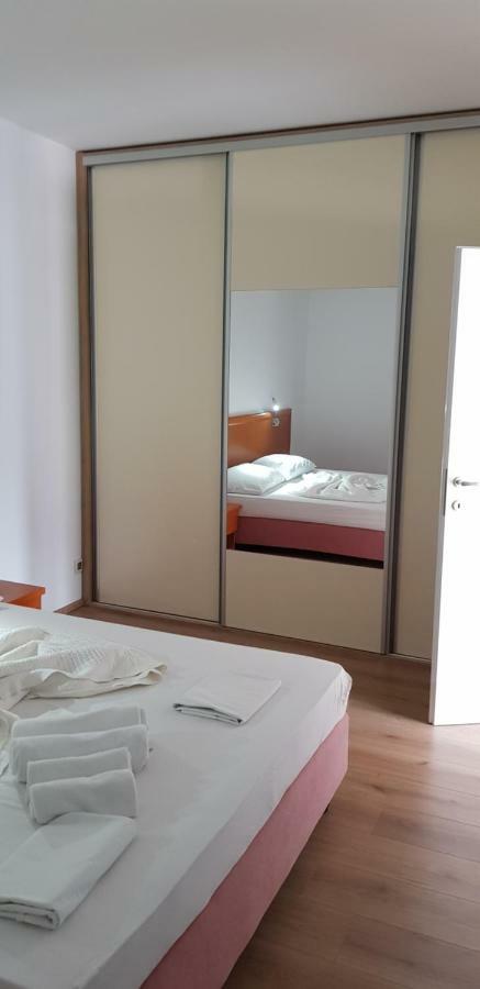 Premium Apartments Joy Примоштен Екстер'єр фото